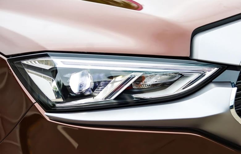 Cụm đèn pha hiện đại được ốp kim loại đen rất chắc chắn
