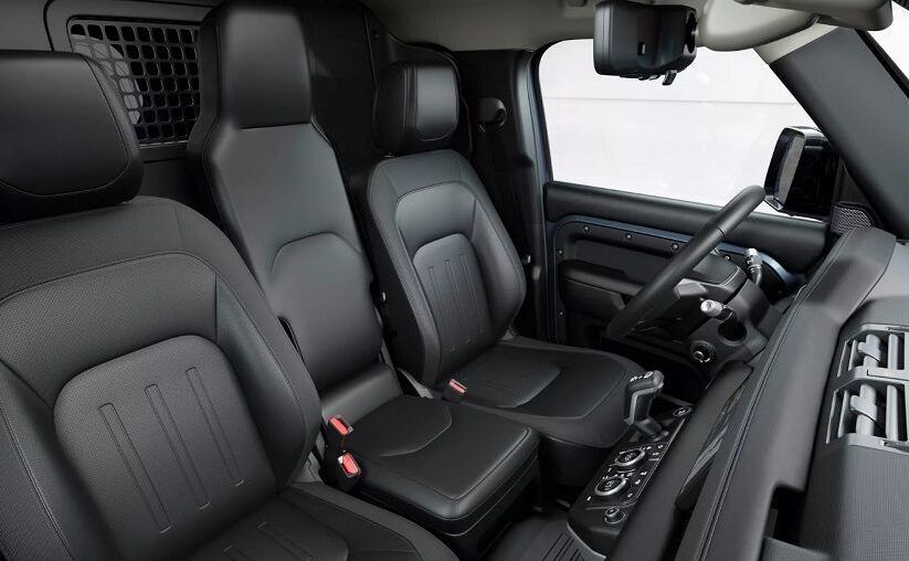 Nội thất Land Rover Defender 130 Outbound 2024
