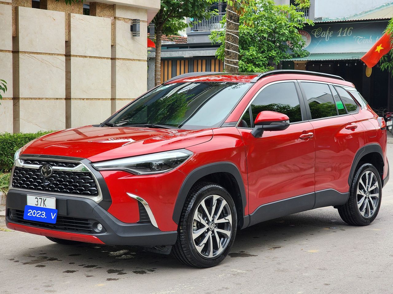 BÁN XE COROLLA CROSS 1.8V - 2023 - Giá 835 TRIỆU .