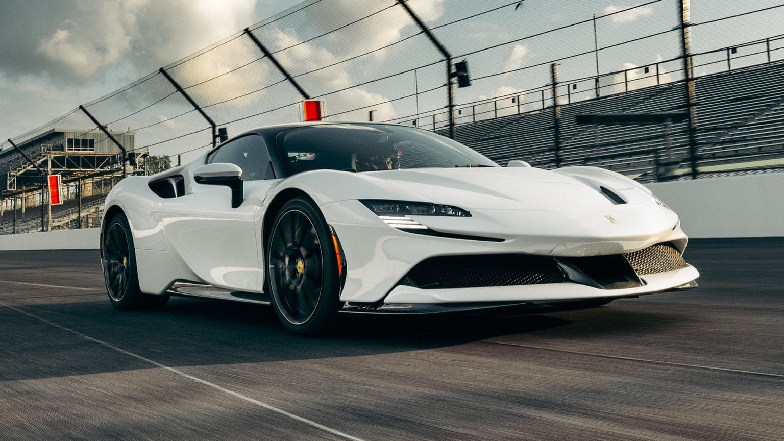 Ferrari SF90 Stradale 2021 tăng tốc siêu nhanh 100km/h trong 2 giây
