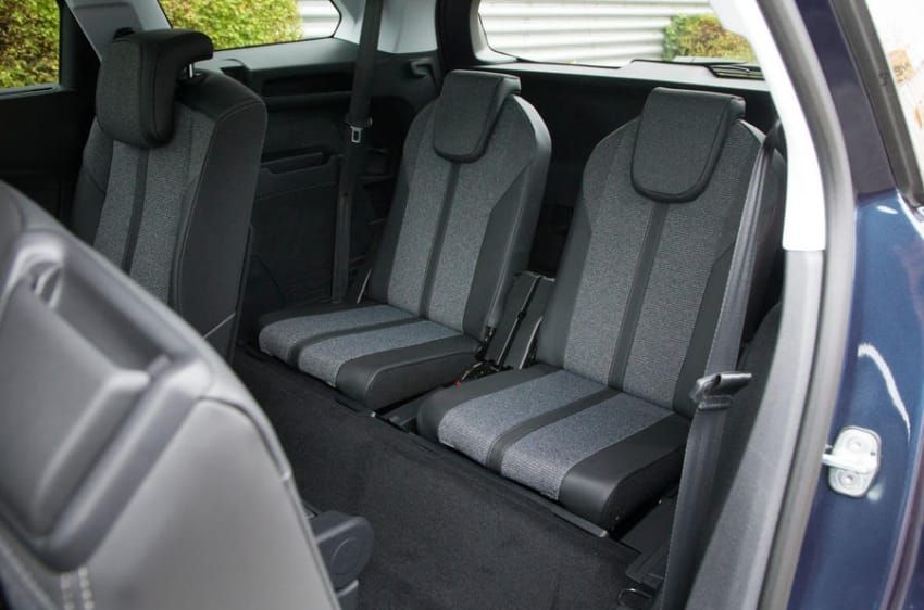 khoang hanh khach Peugeot 5008