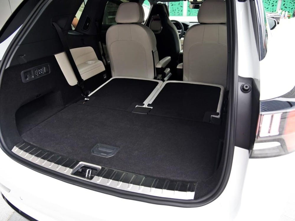 Khoang hành lý của Lynk & Co 09 