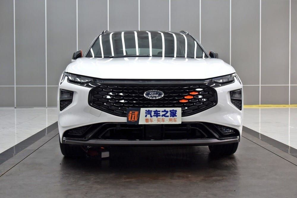 Cận cảnh thiết kế đầu xe của Ford Evos Cận cảnh thiết kế đầu xe của Ford Evos