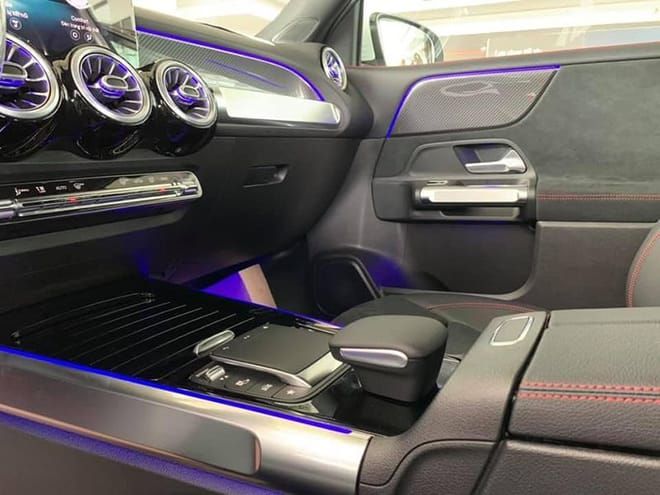 Cận cảnh Mercedes-Benz GLB 200 AMG tại đại lý, giá 2 tỷ đồng