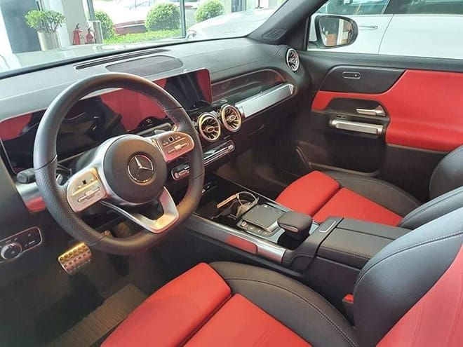 Cận cảnh Mercedes-Benz GLB 200 AMG tại đại lý, giá 2 tỷ đồng