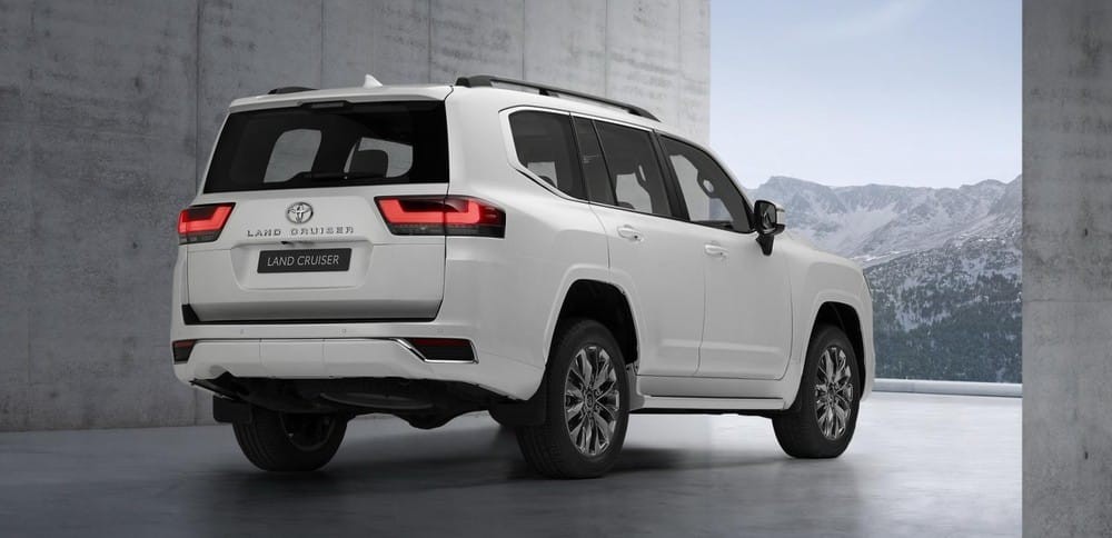 Toyota Land Cruiser 2022 nhìn từ đằng sau Toyota Land Cruiser 2022 nhìn từ đằng sau
