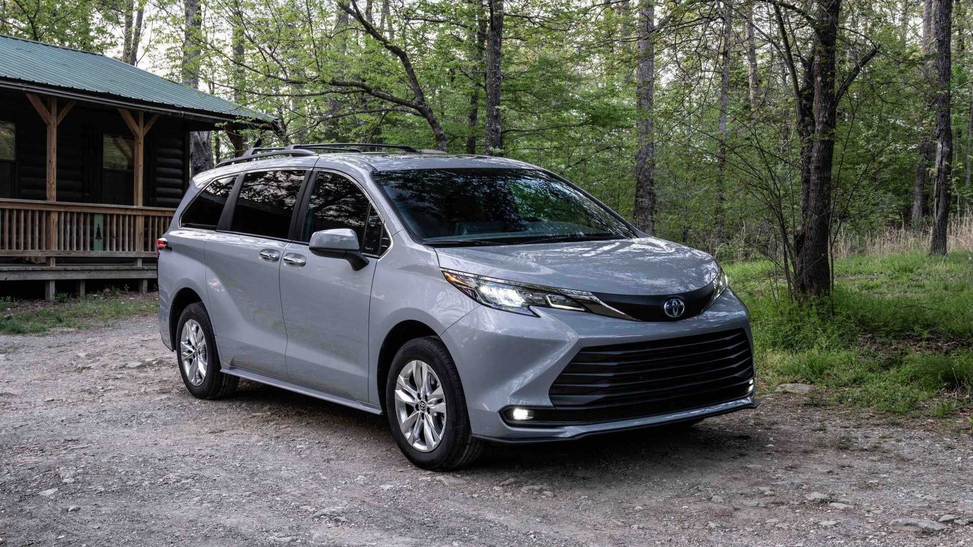 2022 Toyota Sienna Woodland giá xe