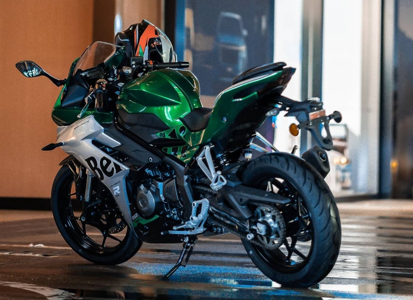 nhìn từ phía sau