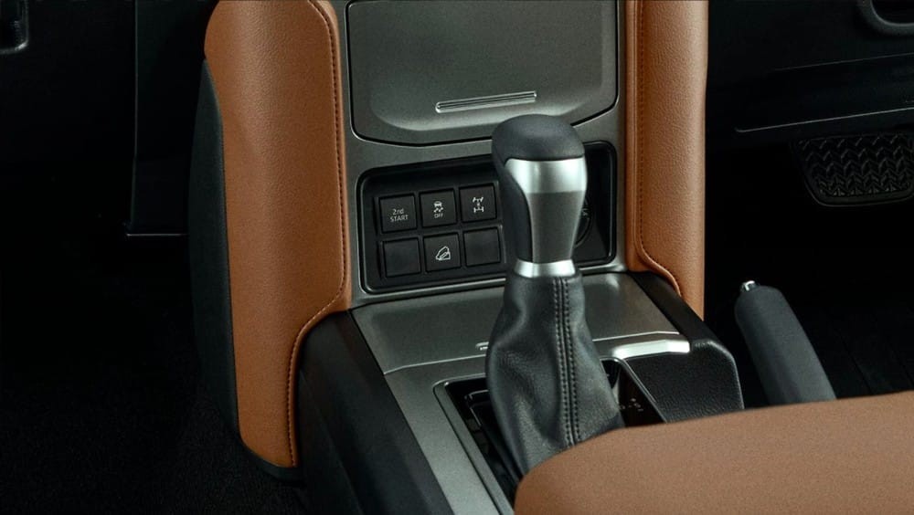 ... và ốp hai bên cụm điều khiển trung tâm cũng được bọc bằng chất liệu tương tự

