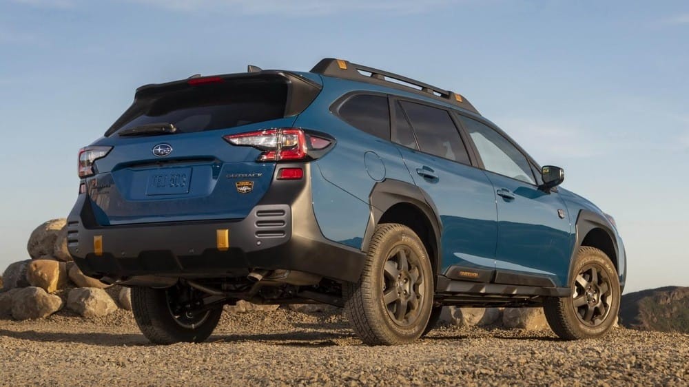 Subaru Outback Wilderness 2022 có gầm cao hơn bản thường Subaru Outback Wilderness 2022 có góc tiếp cận, góc thoát và góc leo dốc tăng lên