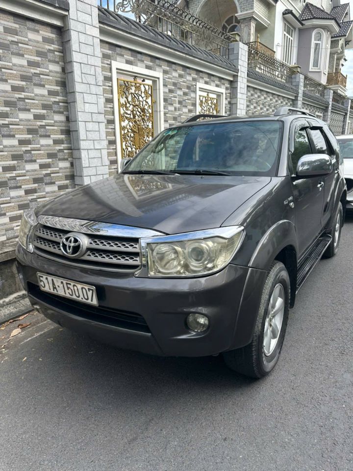 Chính chủ bán xe TOYOTA FORTUNER sản xuất năm 2011