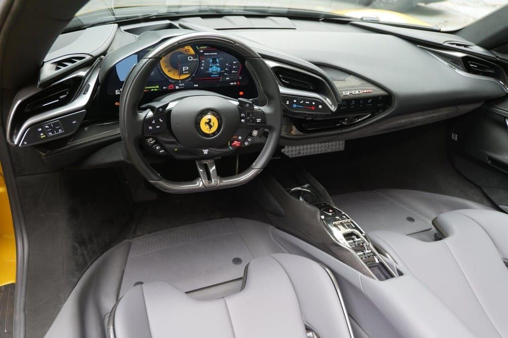 Ferrari SF90 Spider tích hợp thêm nút đóng mở mui và đóng mở cửa gió phía sau ghế ngồi