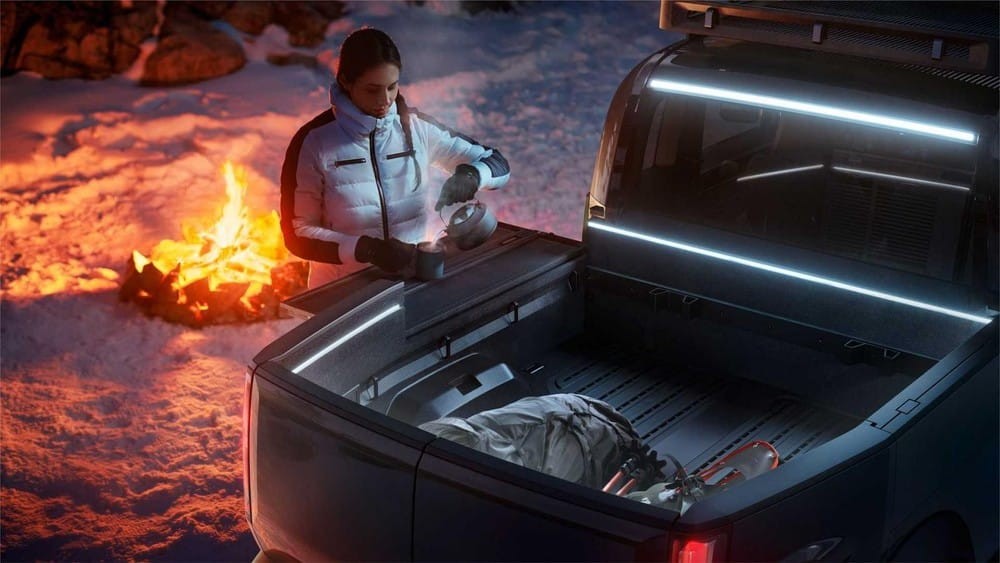 Hai bên thùng xe phía sau cũng có thể lật xuống