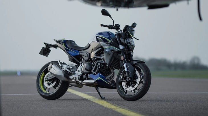 Naked bike BMW F900R -4