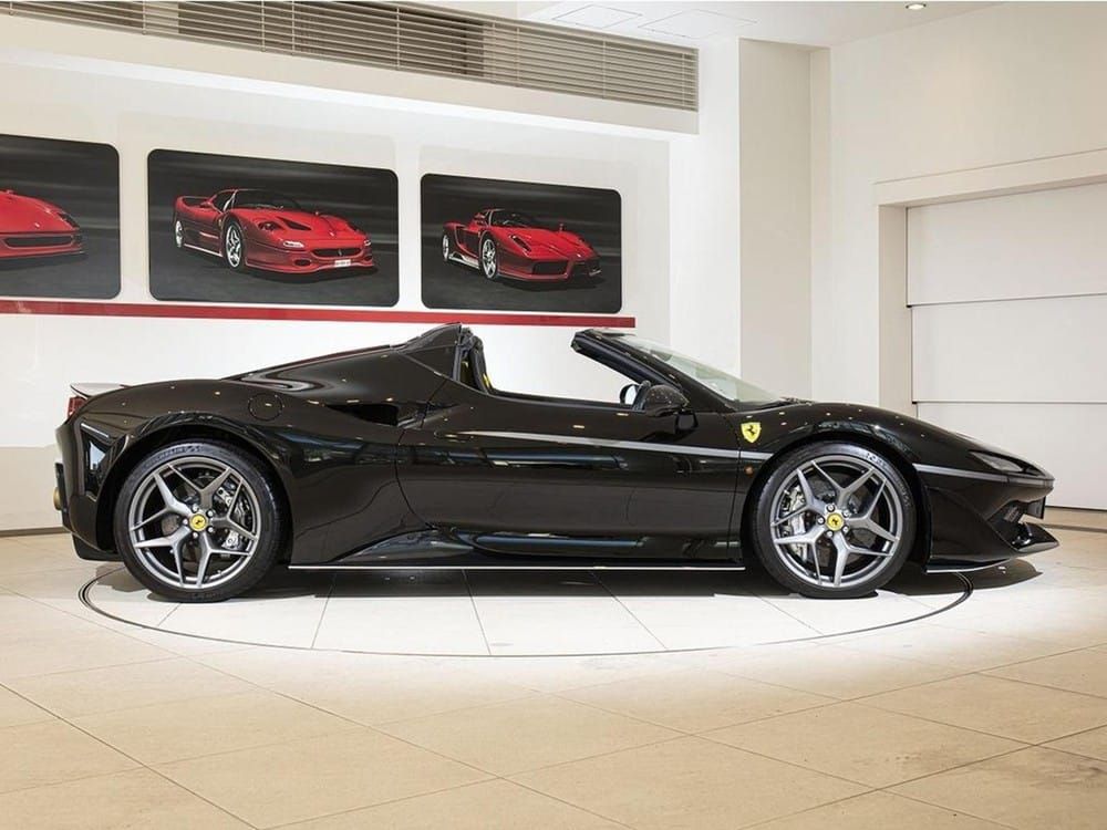 Phía bên sườn của Ferrari J50 Phía bên sườn của Ferrari J50