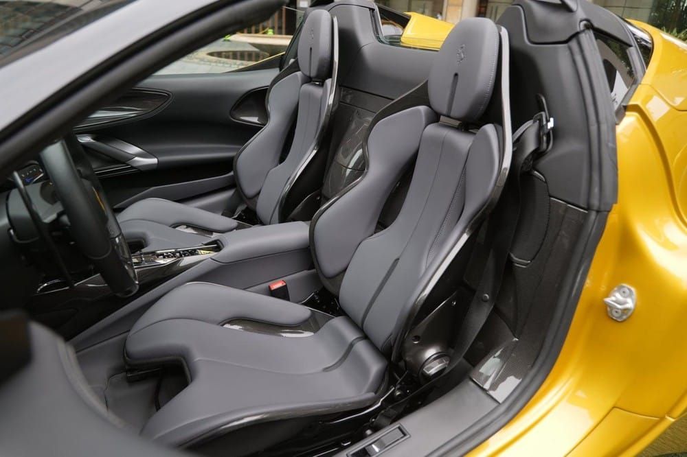 Khoang lái của siêu xe mui trần Ferrari SF90 Spider