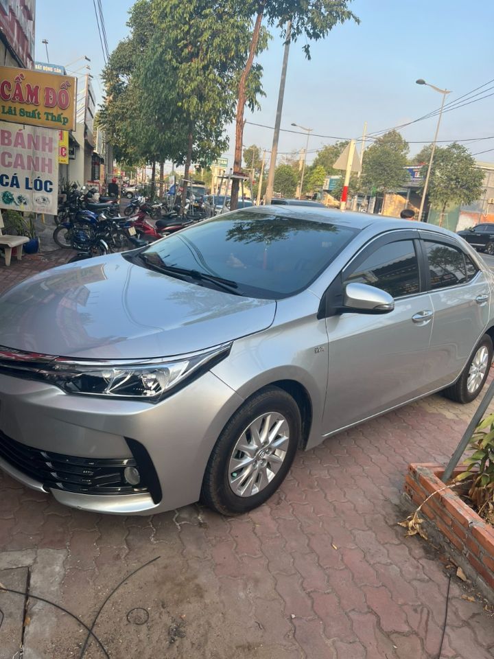 Cần bán nhanh Toyota Corolla Altis 2018 bản 1.8E số tự động