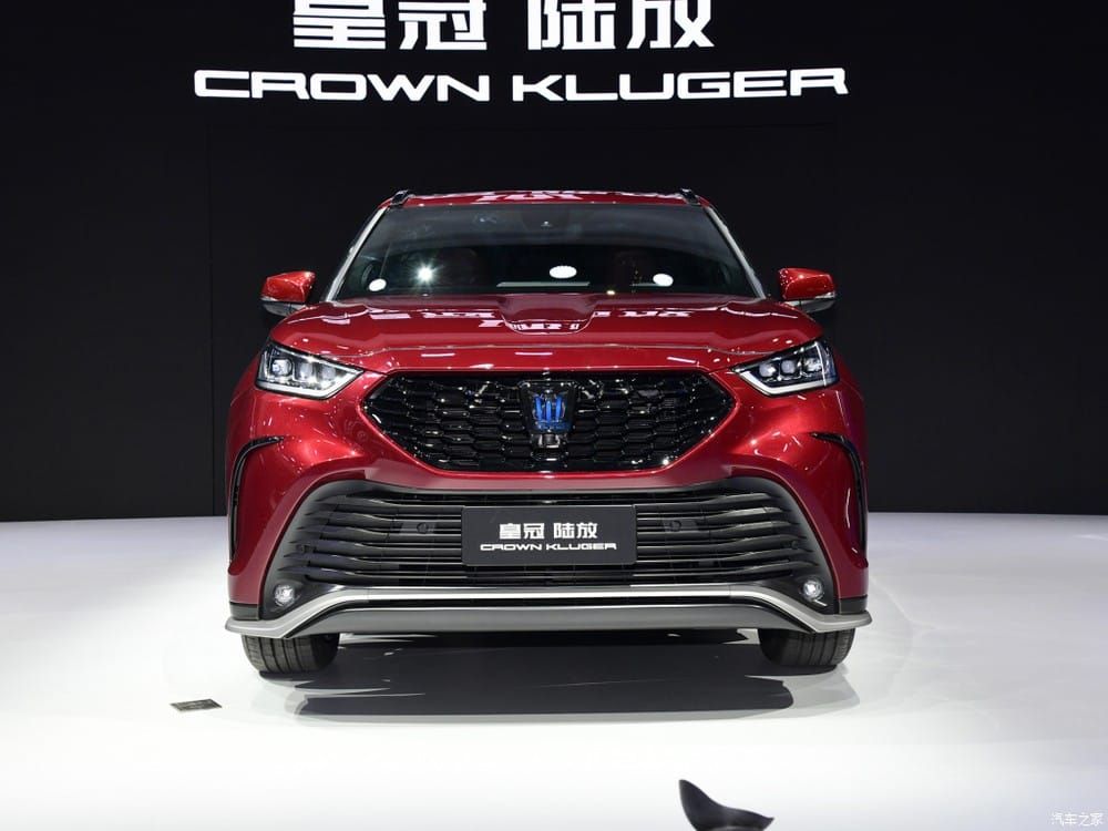 Cận cảnh đầu xe của Toyota Crown Kluger 