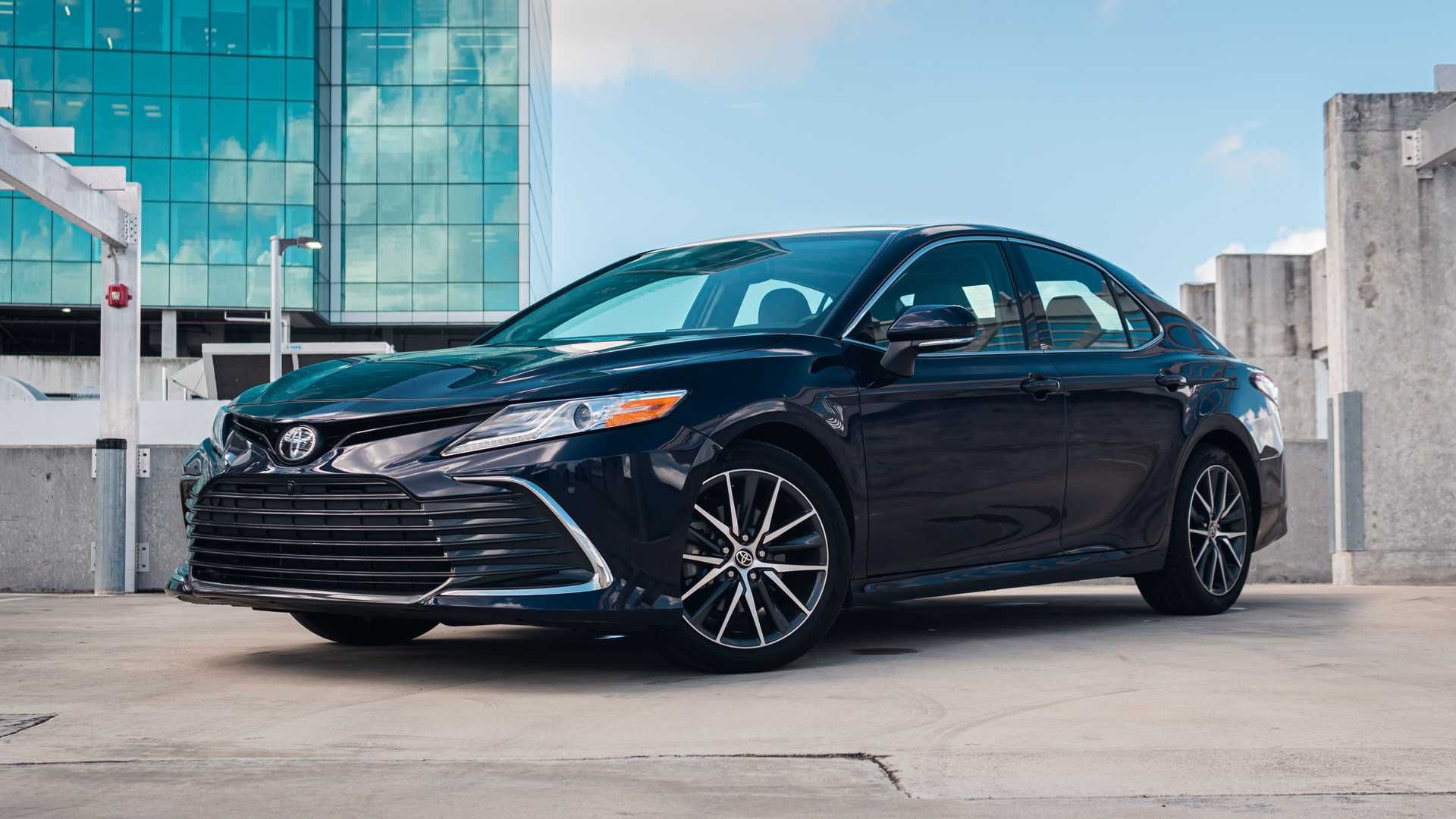 Giá xe Toyota Camry XLE 2021