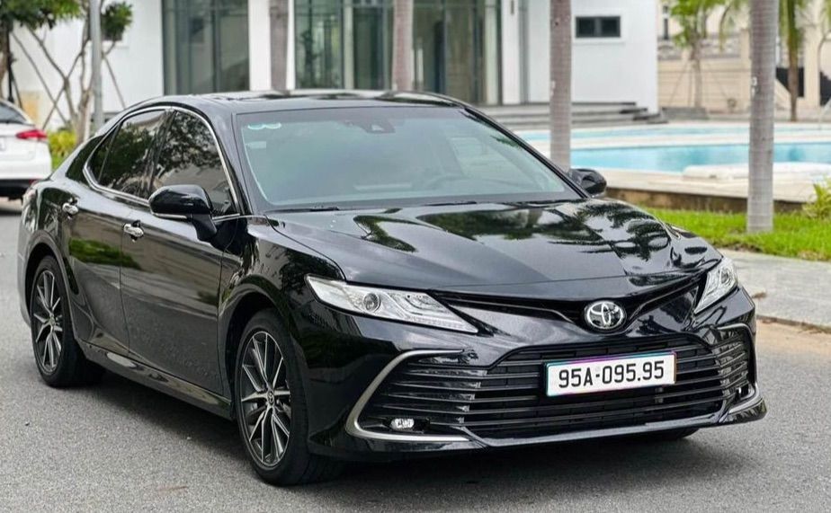 Cần bán Toyota Camry 2.0Q 2022 lướt