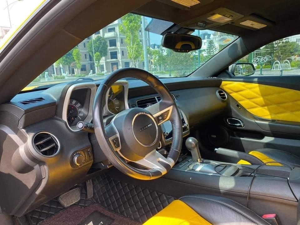 Nội thất xe 2 màu là vàng và đen Nội thất xe 2 màu là vàng và đen