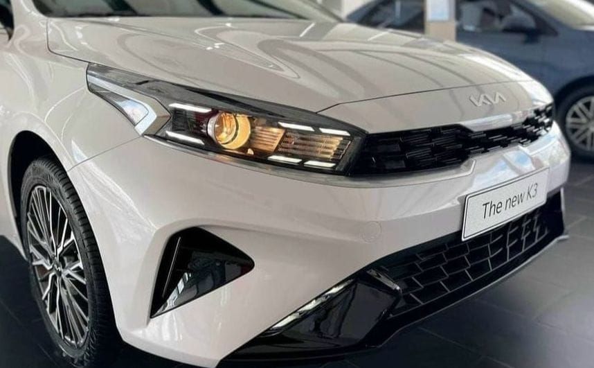 KIA K3 Premium màu trắng xe sẵn giao ngay