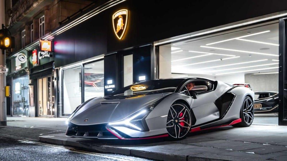 Siêu phẩm Lamborghini Sian màu bạc với viền đỏ ở Anh Siêu phẩm Lamborghini Sian màu bạc với viền đỏ ở Anh