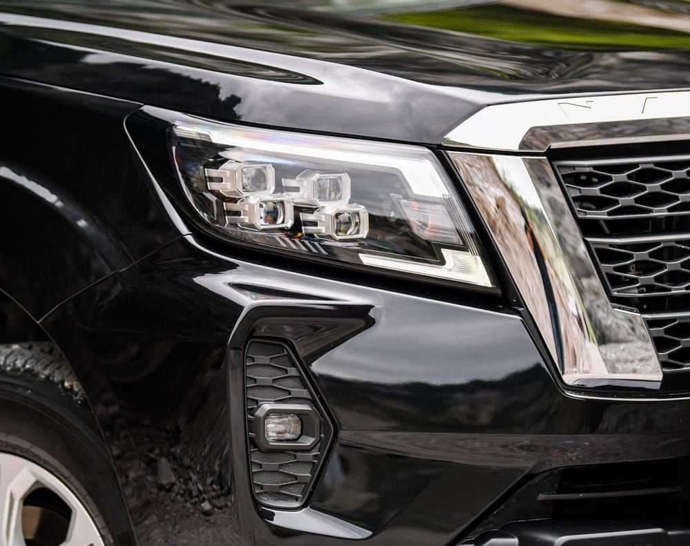 Cụm đèn trước có thiết kế mới, trang bị 4 bóng LED vuông vắn.