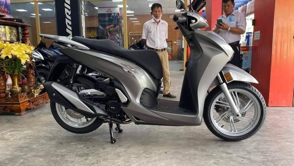 Honda SH350i được bán tại một số đại lý tư nhân với mức giá gần 400 triệu đồng Honda SH350i được bán tại một số đại lý tư nhân với mức giá gần 400 triệu đồng