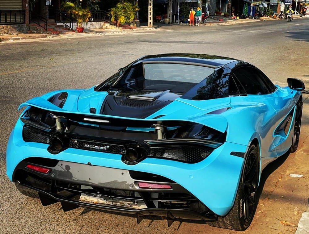 Siêu xe McLaren 720S Spider lúc đóng mui