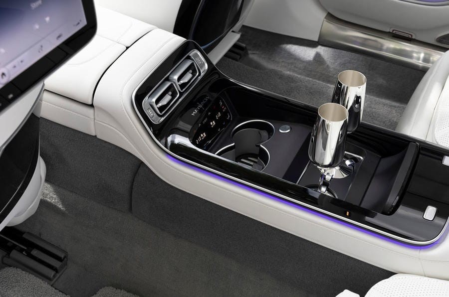 ... và ly uống rượu champagne