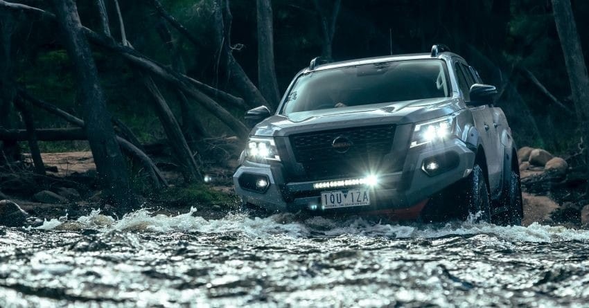 Trên thanh bảo vệ cản trước còn có dải đèn LED bổ sung