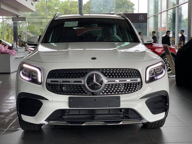 Cận cảnh Mercedes-Benz GLB 200 AMG tại đại lý, giá 2 tỷ đồng