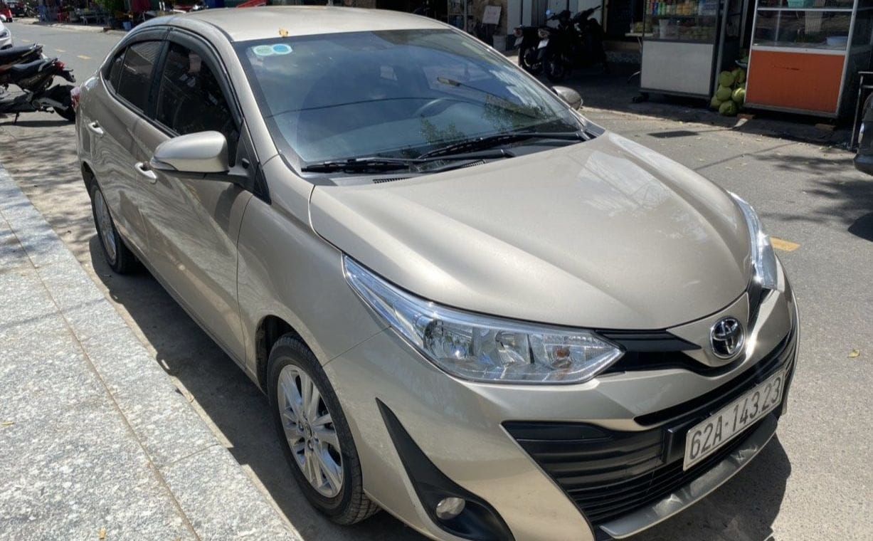 Toyota Vios E 2019 màu vàng cát số tự động có trả góp