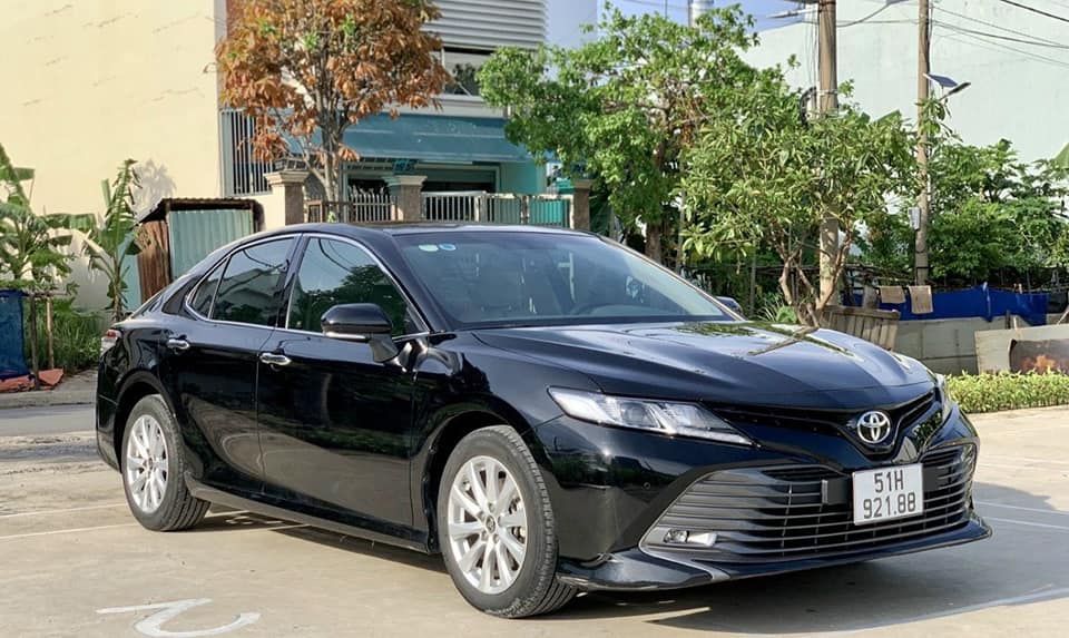 Toyota Camry 2.0 G màu đen