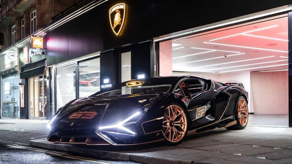 Còn chiếc siêu xe Lamborghini Sian này có màu đen với điểm nhấn là nhiều chi tiết sơn màu vàng đồng Còn chiếc siêu xe Lamborghini Sian này có màu đen với điểm nhấn là nhiều chi tiết sơn màu vàng đồng