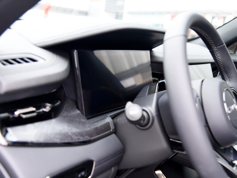 Bảng đồng hồ kỹ thuật số của Lynk & Co 09 