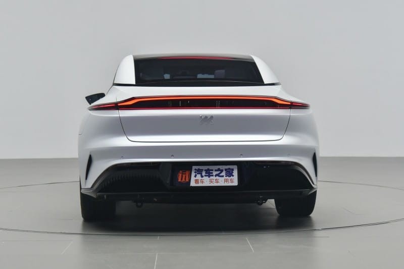 Zhiji L7 nhìn từ đằng sau Zhiji L7 nhìn từ đằng sau