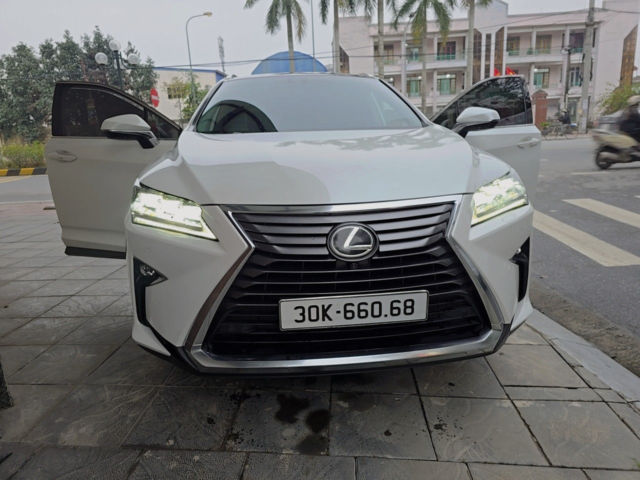 CHÍNH CHỦ NỮ NÂNG XE 7 CHỖ CẦN BÁN XE LEXUS 350 ĐỜI 2016 MỚI 95%