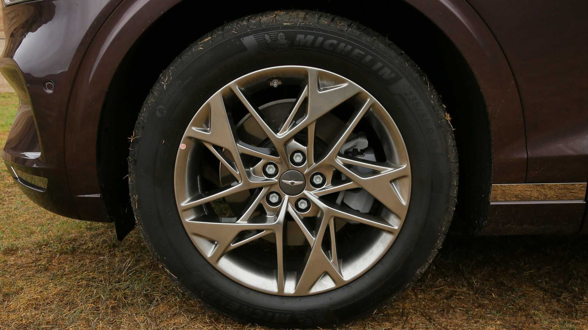 Bánh xe Genesis GV70 2022 Vs Lexus NX 350 2022