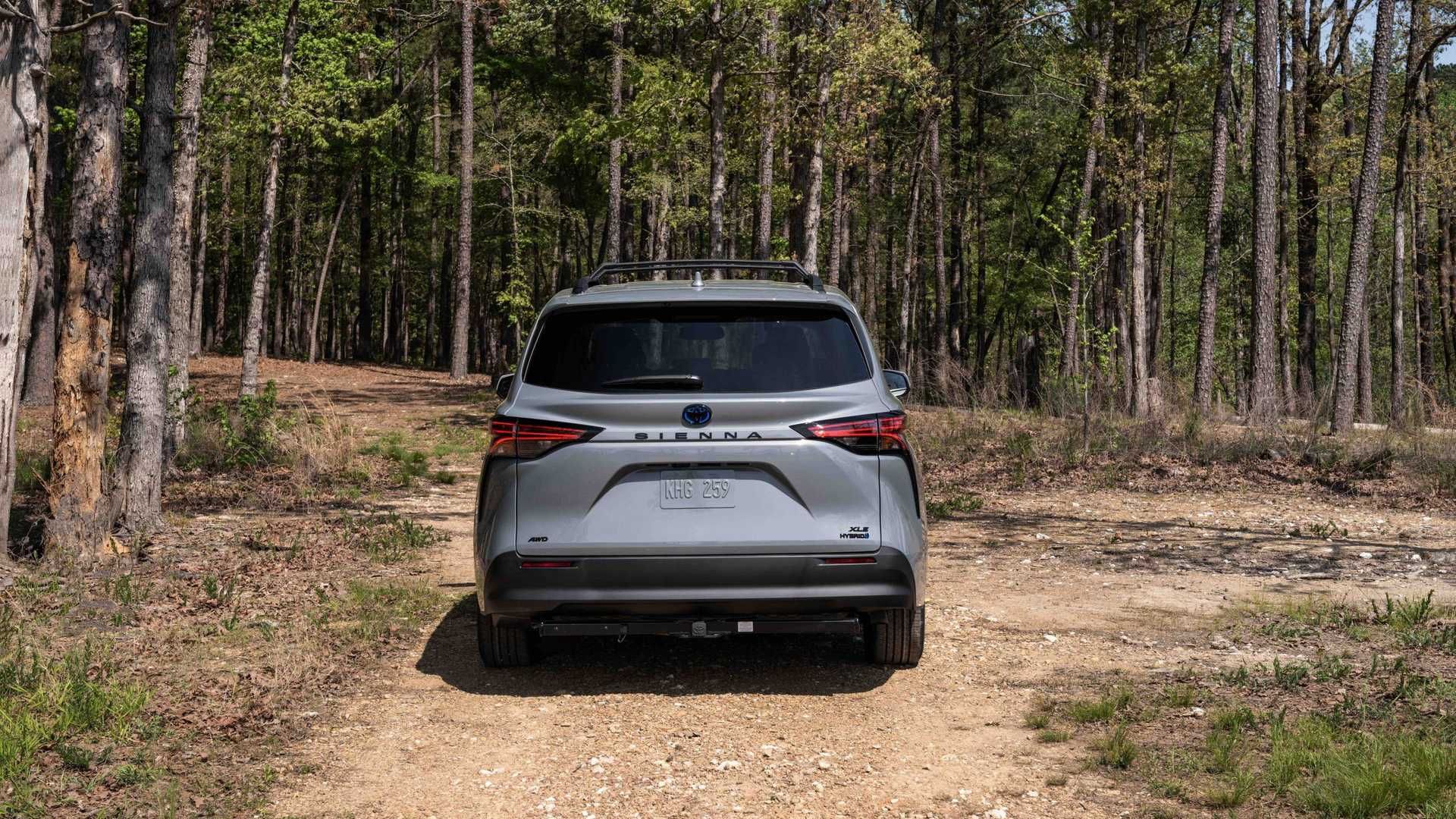 2022 Toyota Sienna Woodland giá xe