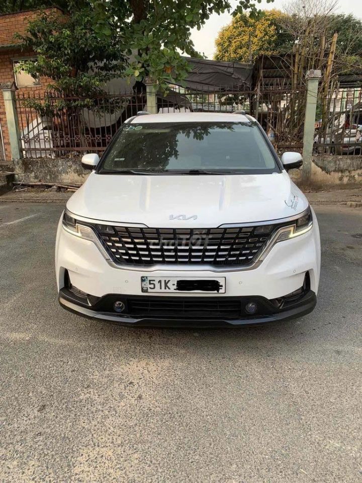 Kia Carnival màu trắng, xe gia đình 8 chỗ rộng rãi, phù hợp gia đình.