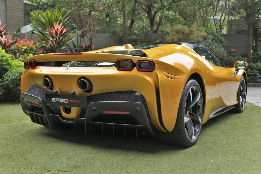 Chiếc siêu xe mui trần Ferrari SF90 Spider mới đến Hong Kong có màu vàng