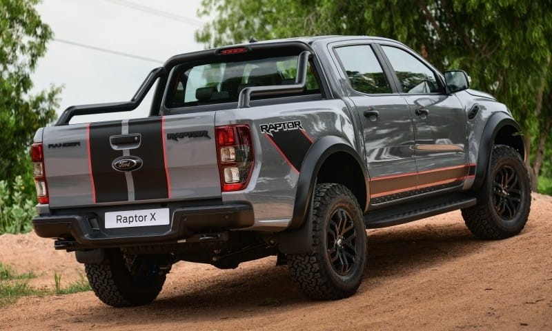 ... hay cửa thùng sau