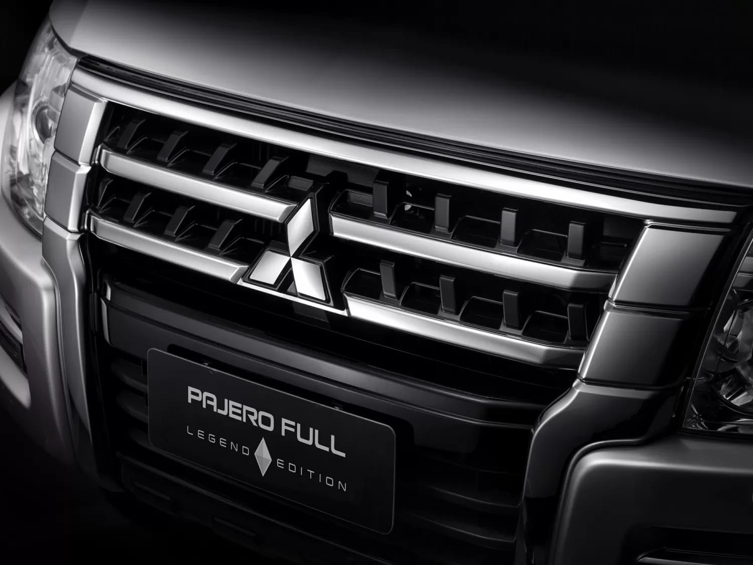 Tấm màu đen trên nắp ca-pô của Mitsubishi Pajero Final Edition 2021 có tác dụng bảo vệ xe khỏi côn trùng
