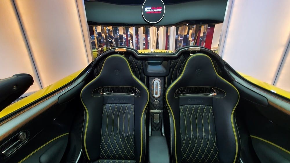 Ghế ngồi bọc da đen cùng chỉ may màu vàng Ghế ngồi bọc da đen cùng chỉ may màu vàng