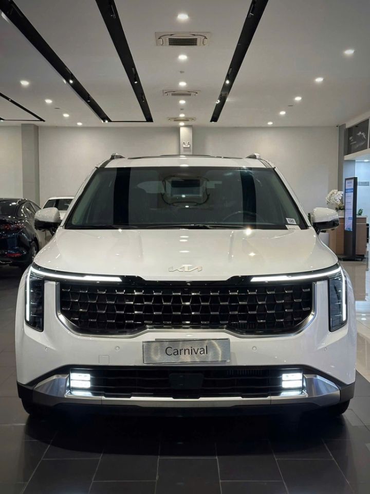 Kia Carnival 2.2D Signature 2025 – Màu Trắng Ngọc Trai