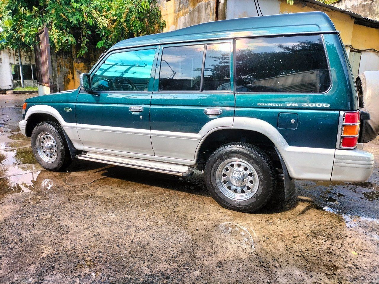 Xe pajero V33 sản xuất 2004 việt nam.