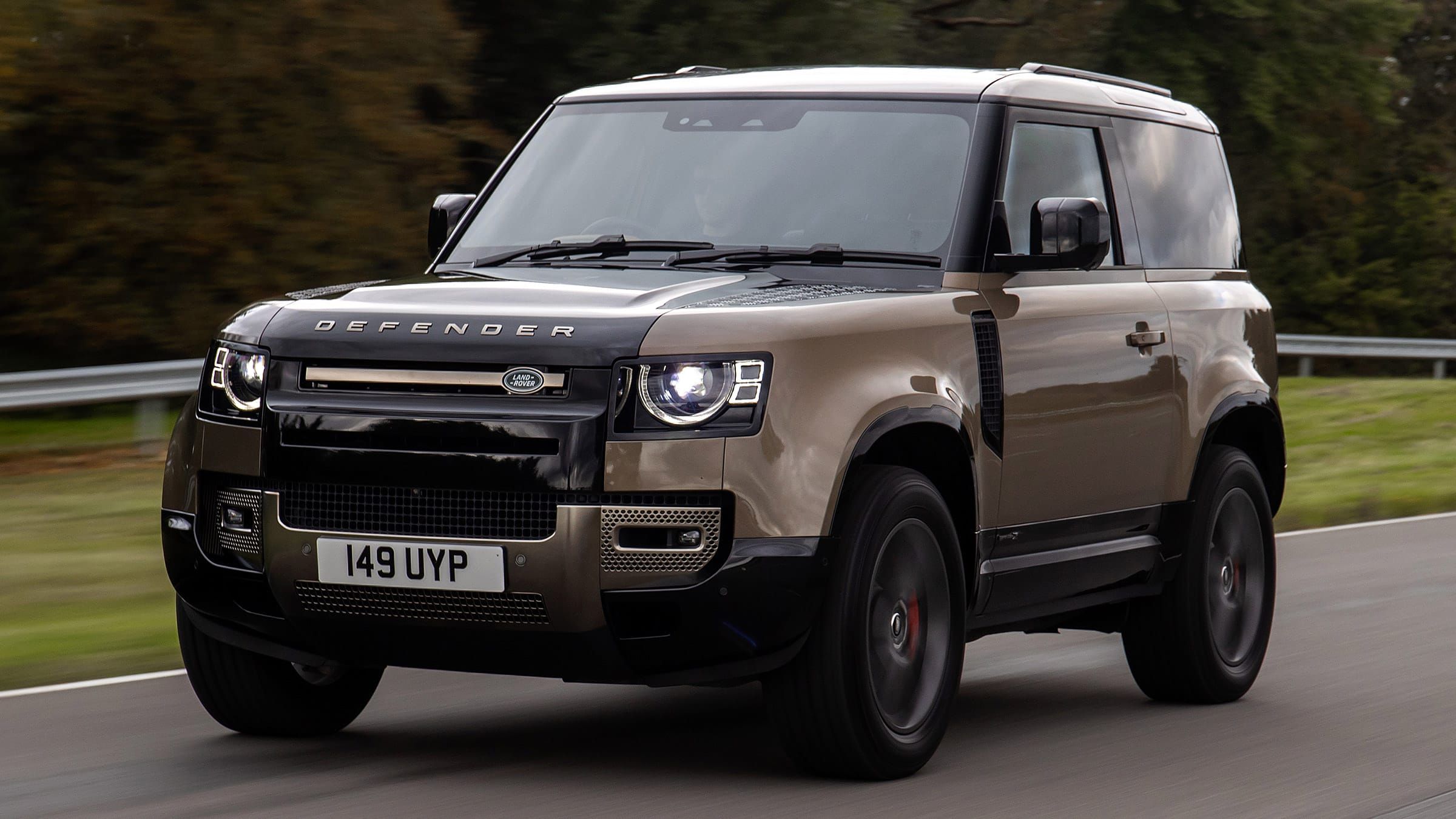 Land Rover Defender 90 mới về Việt Nam, giá từ 3.935 tỷ đồng