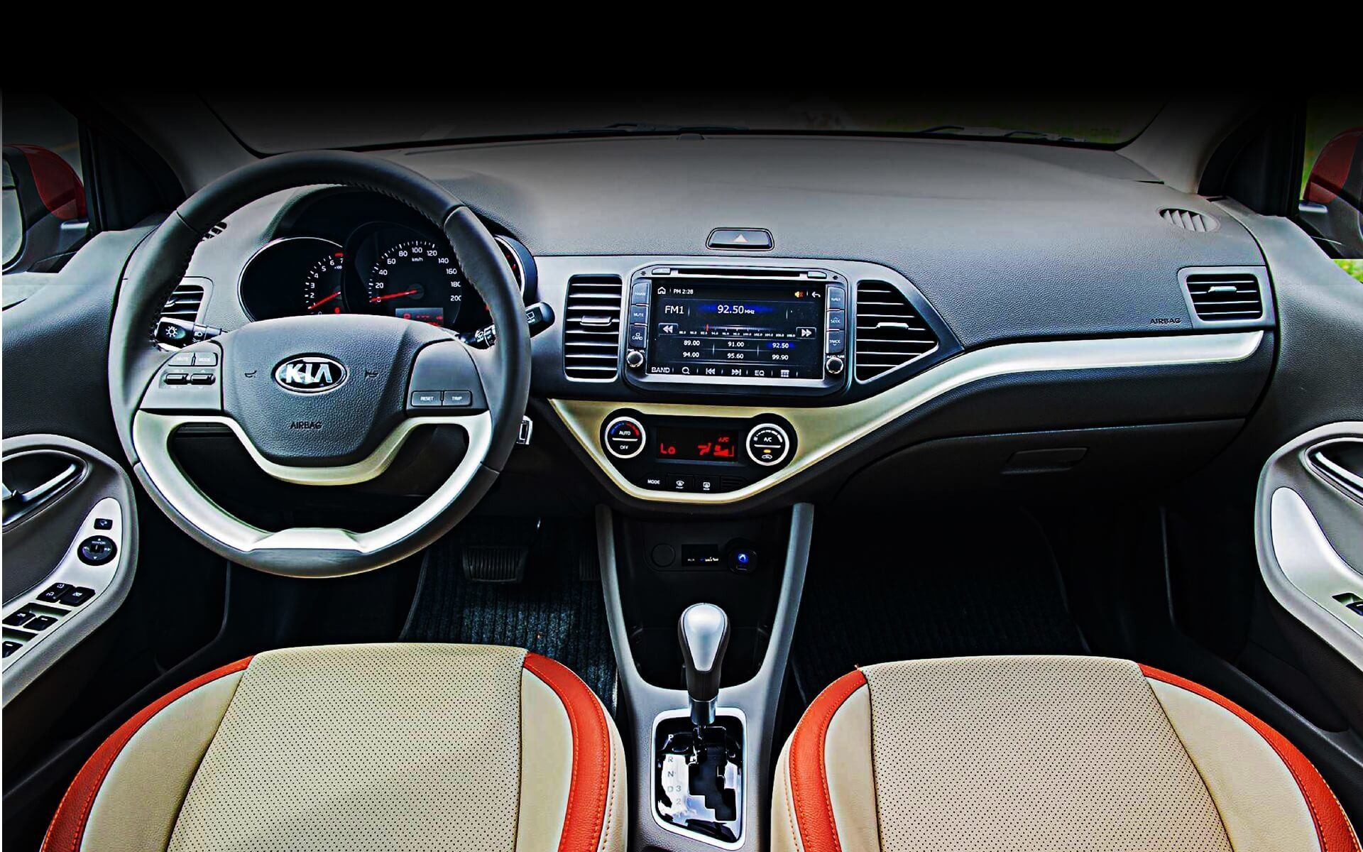 Mua xe chạy dịch vụ, chọn KIA Morning hay Hyundai Grand i10?